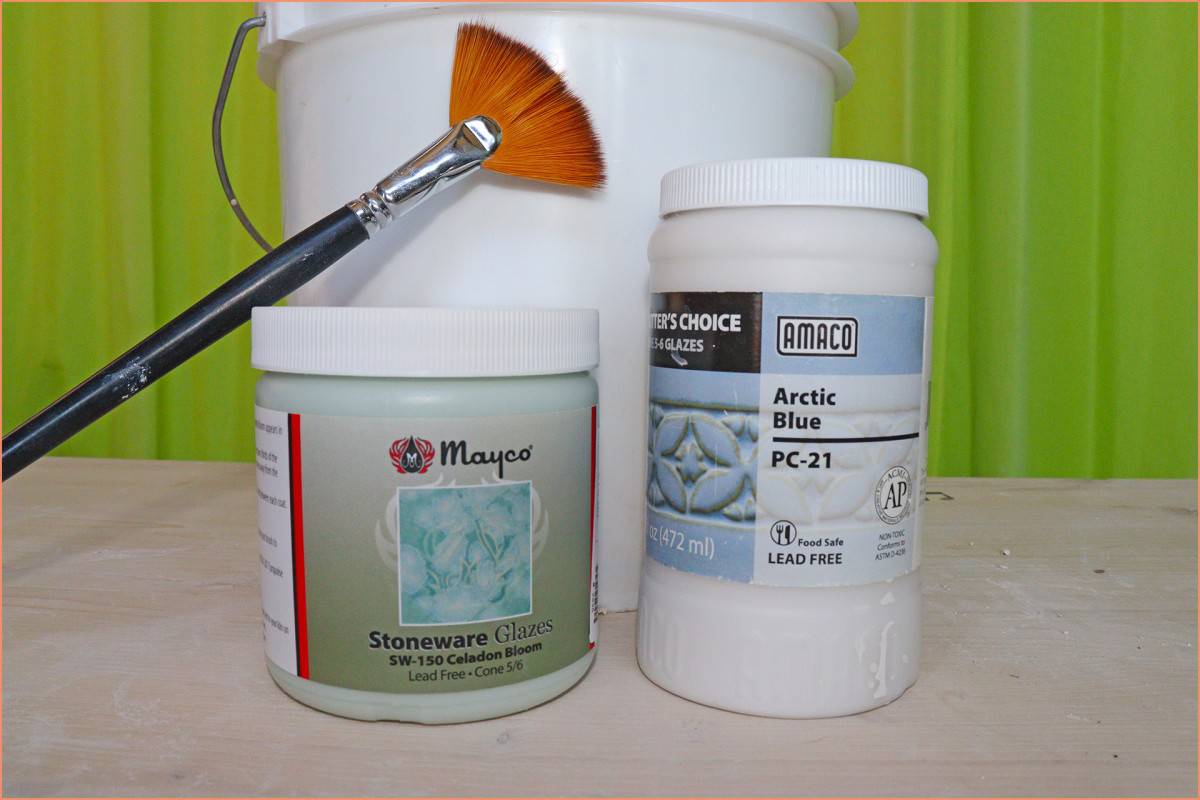 A picture of dipping glaze and bottle glaze